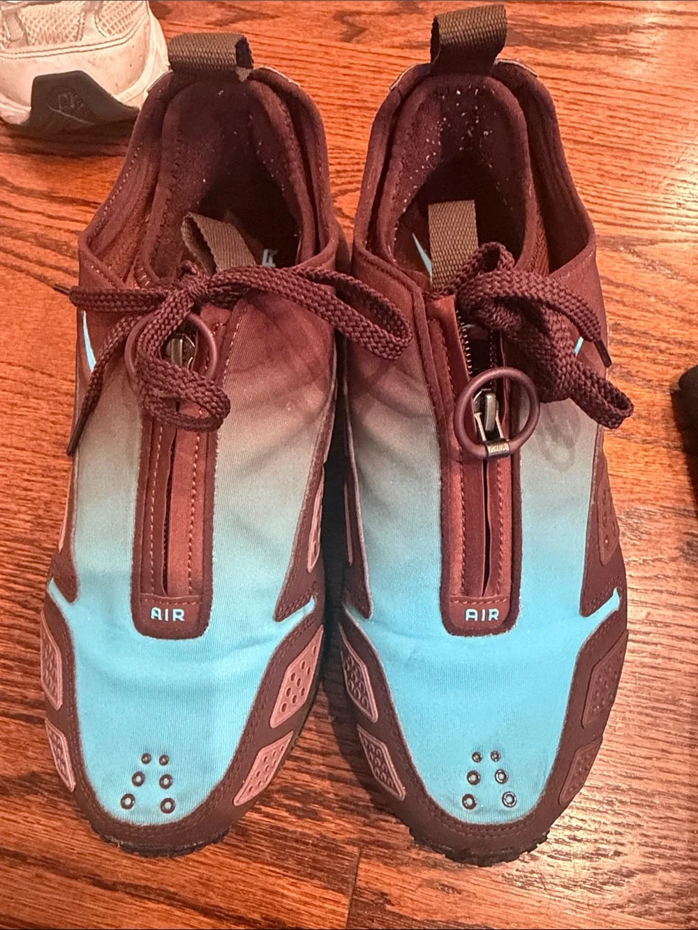 Nike Kids Two-Tone Turquoise and Maroon Slip-On Sneakers size 8.5 woman’s
